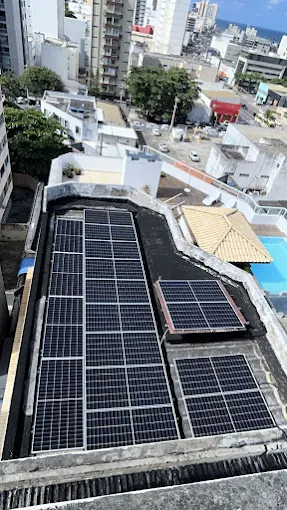 Usina solar instalada em cobertura, vista aérea
