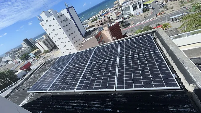 Painéis solares instalados em cobertura com vista para a cidade